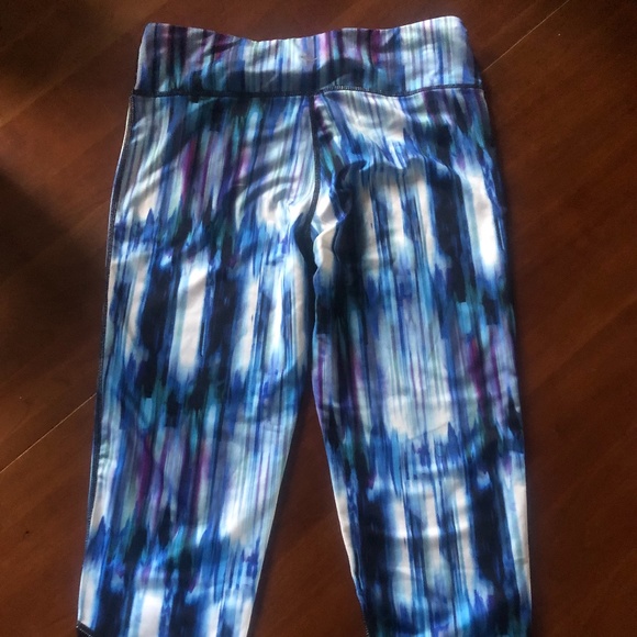 Like NEW never worn capri Leggings - Picture 5 of 6